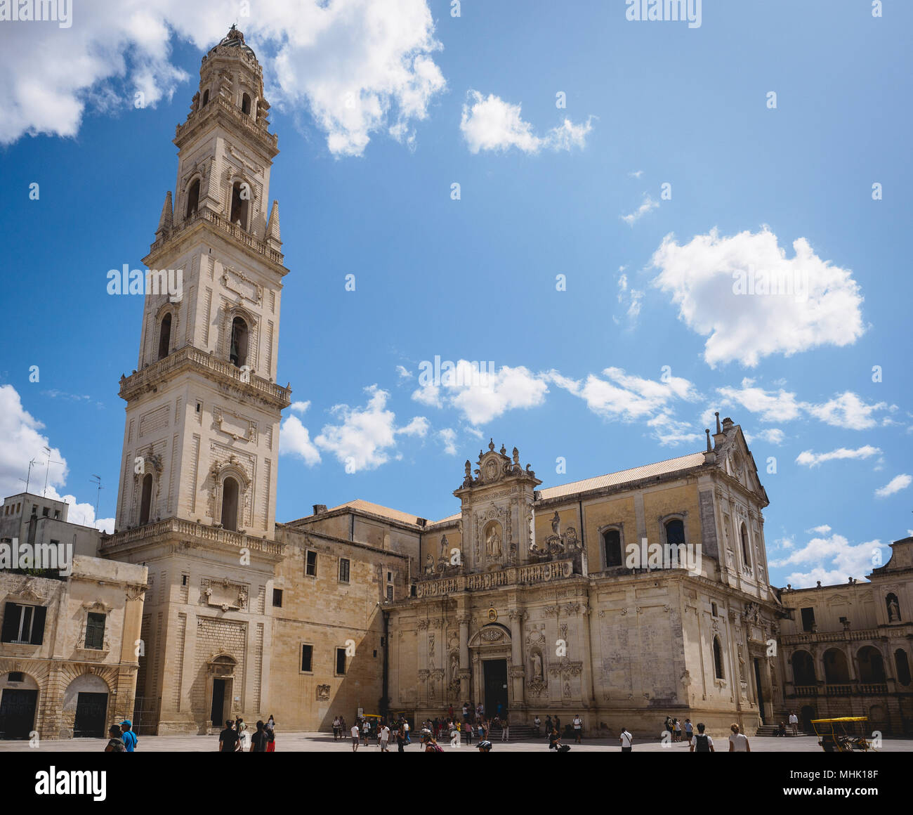 Lecce (Italien), August 2017. Ausblick auf die barocke Kathedrale von Lecce, die Himmelfahrt der Jungfrau Maria mit ihrem Glockenturm eingeweiht. Stockfoto