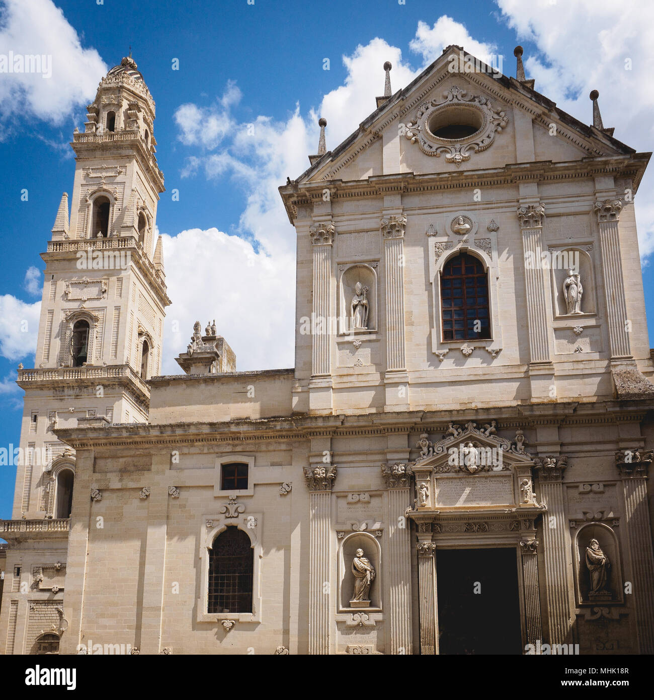 Lecce (Italien), August 2017. Ausblick auf die barocke Kathedrale von Lecce, die Himmelfahrt der Jungfrau Maria mit ihrem Glockenturm eingeweiht. Quadratischen Format. Stockfoto