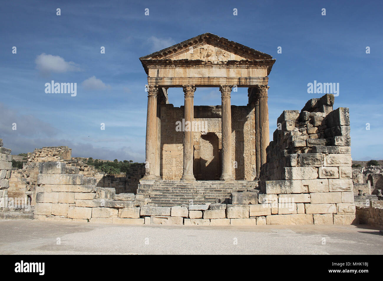 Blick auf das Kapitol in der römischen Stadt Dougga, eine der am besten erhaltenen Städte des römischen Afrika. Stockfoto