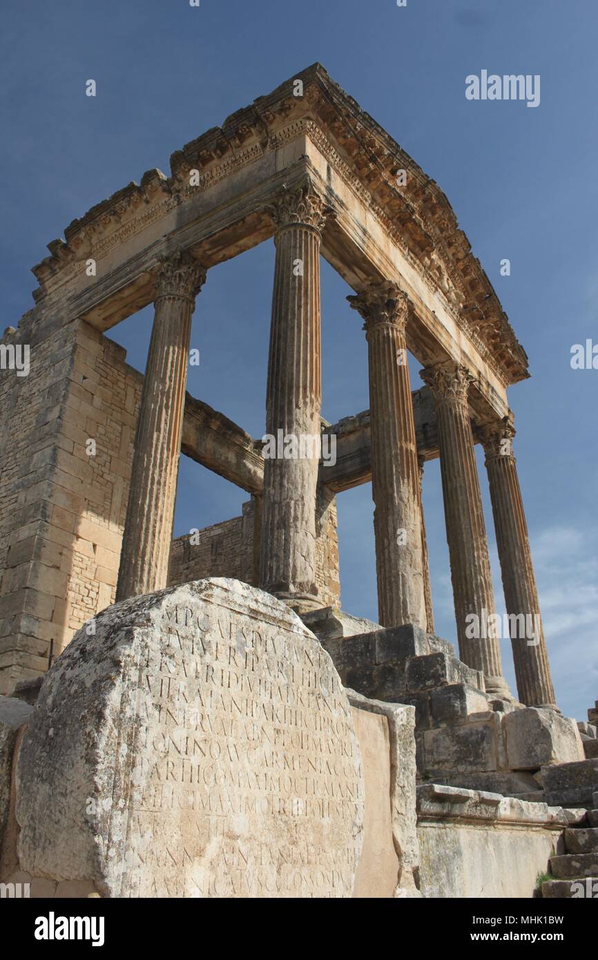 Blick auf das Kapitol in der römischen Stadt Dougga, eine der am besten erhaltenen Städte des römischen Afrika. Stockfoto