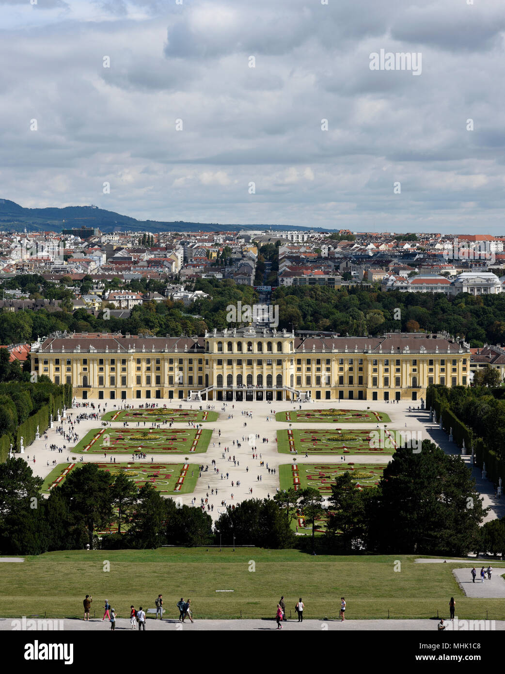 Schloss Schönbrunn mit wunderschönen Gärten befindet sich auf der UNESCO-Liste des Weltkulturerbes in Wien, Österreich. Stockfoto