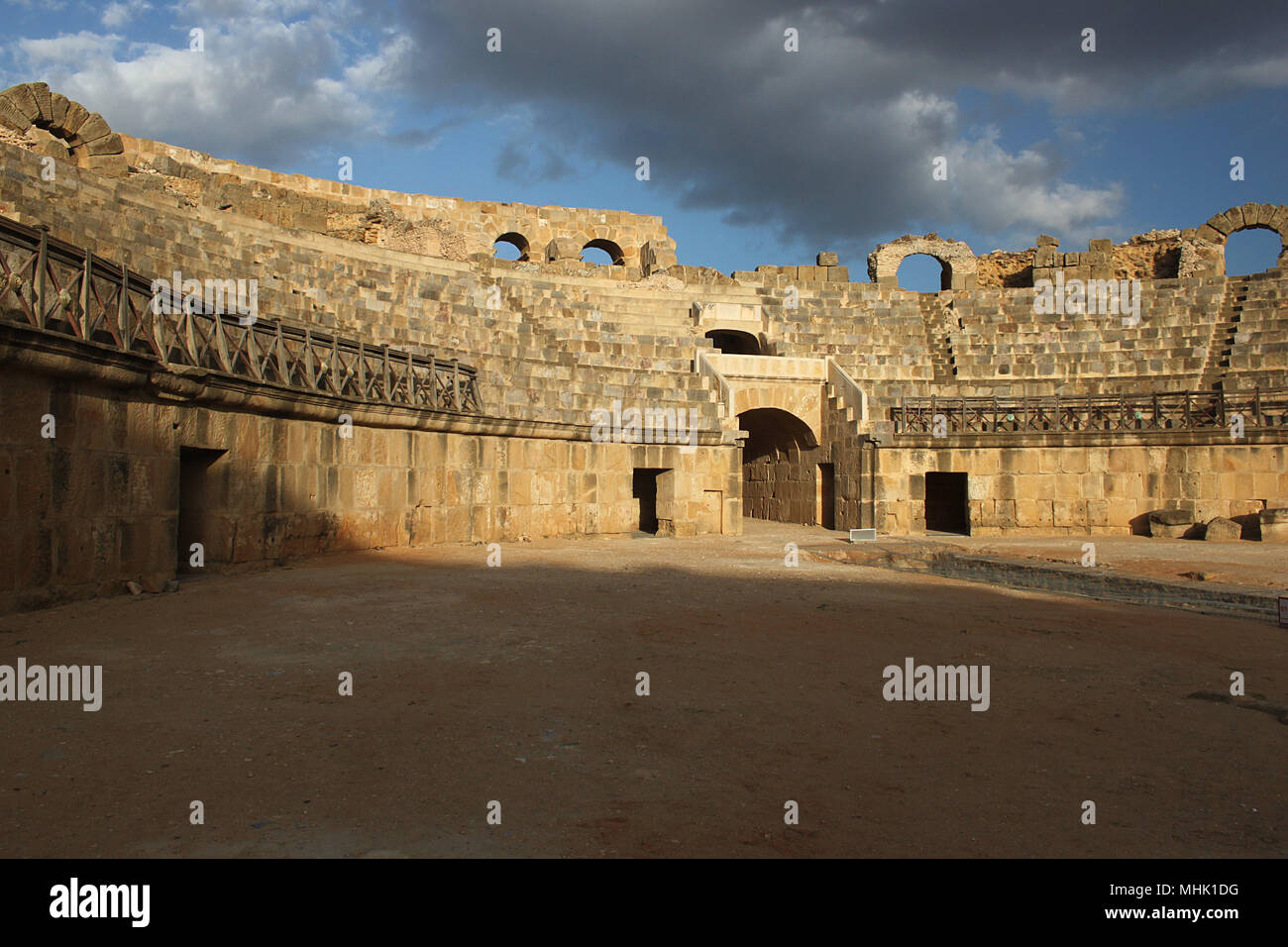 Das römische Amphitheater an Uthina in Tunesien. Es wurde vor Kurzem renoviert und ist der drittgrößte Amphitheater im Land, nach El Djem und Karthago. Stockfoto