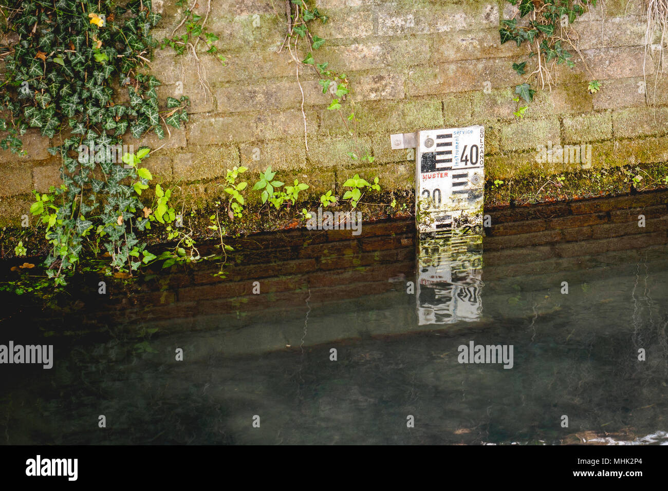 Level Meter spurweite von einem Fluss oder See. Querformat. Stockfoto