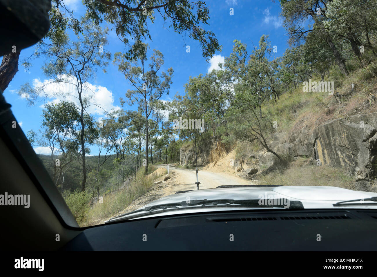 Blick aus einem Auto einer engen, gewundenen Feldweg bergauf durch Davies Creek National Park in der Nähe von Mareeba, Far North Queensland, FNQ, QLD, Australien Stockfoto