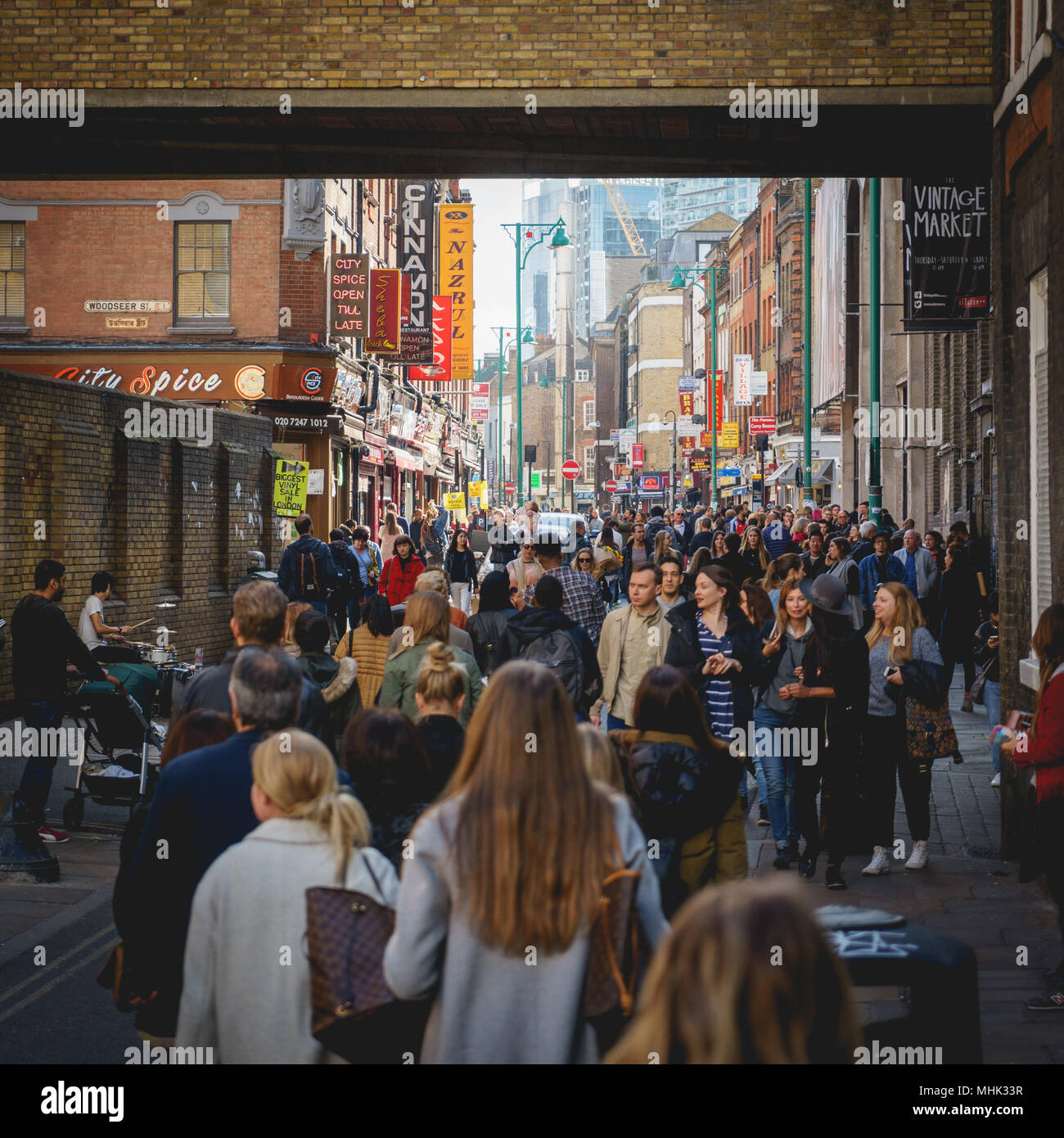 London (UK), September 2017. Brick Lane überfüllt von Menschen. Quadratischen Format. Stockfoto