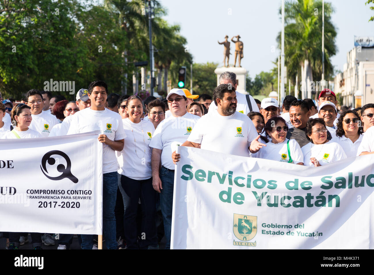 Eine große Gruppe von Menschen feiern der Internationalen Arbeiter Tag am 1. Mai in Yucatán Mérida México. Stockfoto