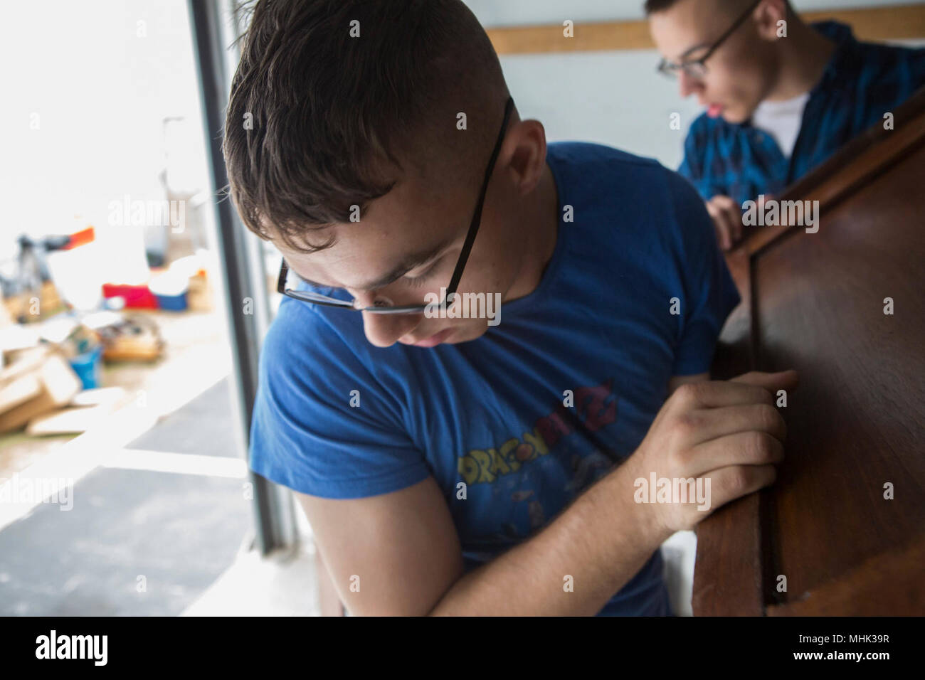 Us Marine Lance Cpl. Johnathan Murphy, Links, und Lance Cpl. Joseph Strusie ein Schreibtisch für das Neue Bern historische Gesellschaft bewegen, bewegen Sie Objekte in Vorbereitung auf die 28. jährliche indoor Yard Sale in New Bern, N.C., 28.02.2018. Mitglieder der neuen Bern Historical Society sammeln Spenden das ganze Jahr und alle Erträge gehen in Richtung der neuen Bern Historical Society. Murphy und Strusie sind Luftfahrt radar Techniker mit Marine Air Control Squadron 2. (U.S. Marine Corps Stockfoto