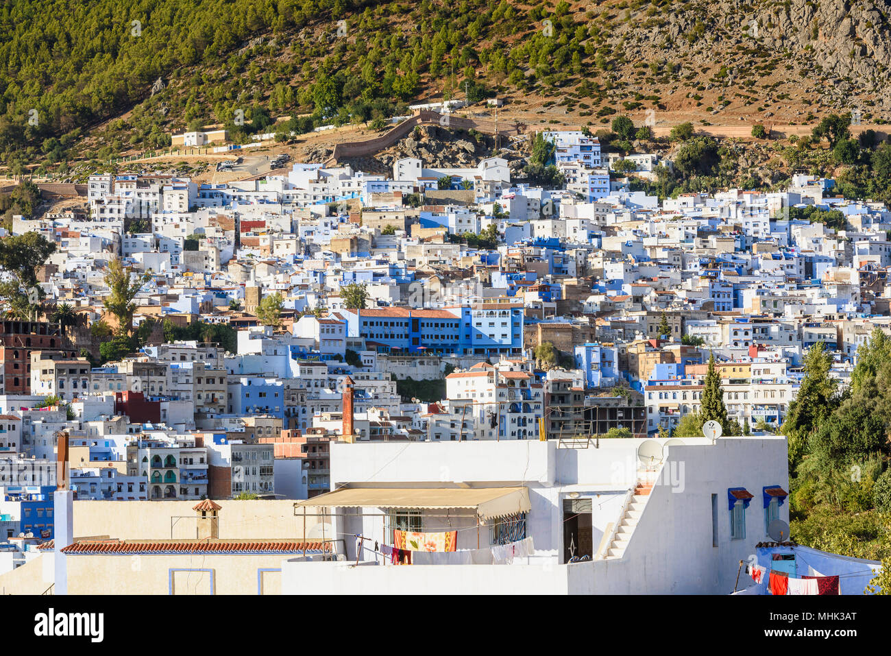 Panorama von Chefchaouen, Marokko. Stadt berühmt durch die blau gestrichenen Wände der Häuser Stockfoto