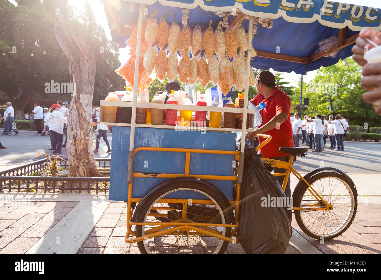Ein Hausierer warten, Essen und Trinken zu den Leuten treffen Internationaler Tag der Arbeitnehmer am 1. Mai in Yucatán Mérida México zu feiern zu verkaufen. Stockfoto