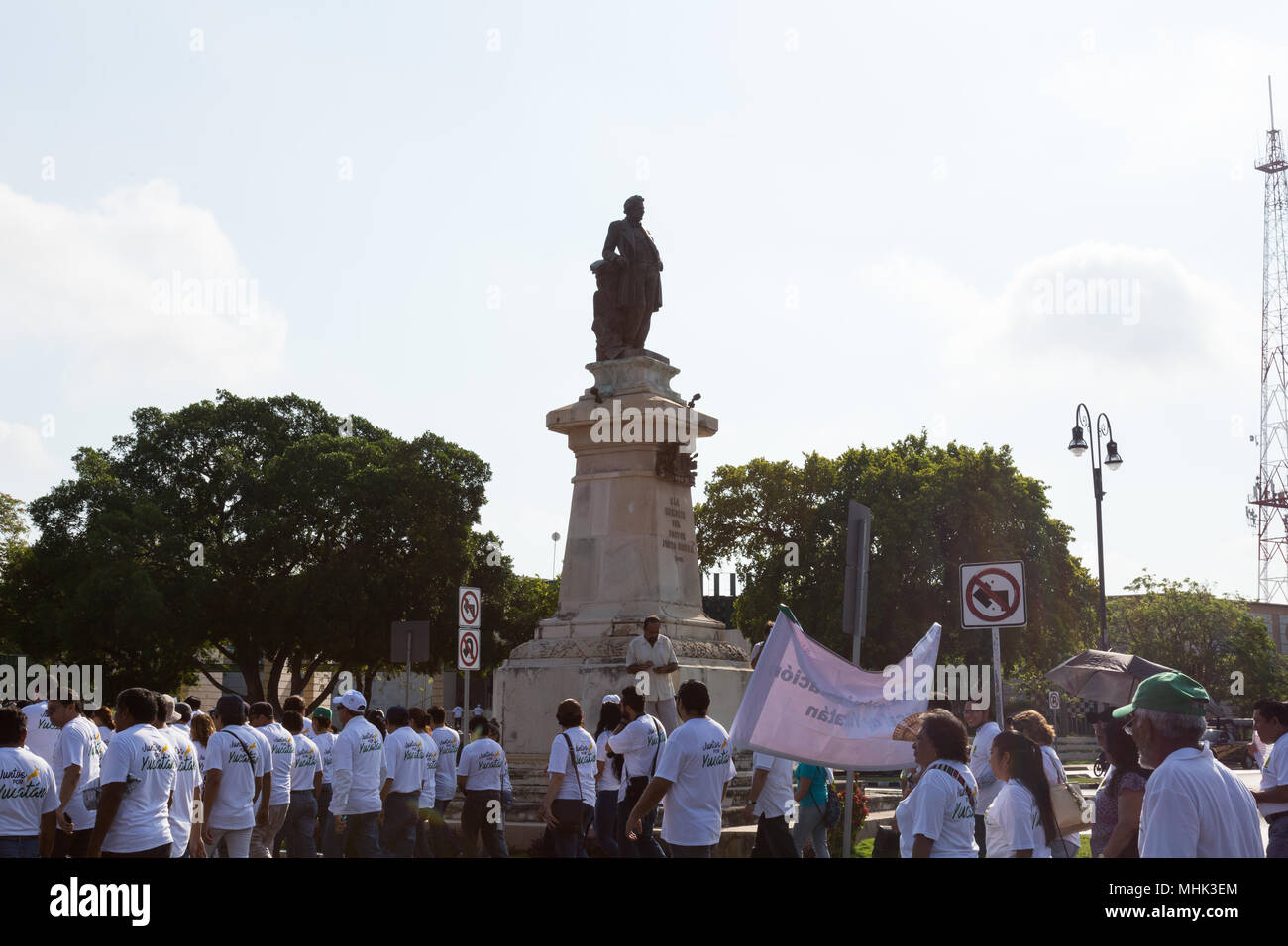 Eine große Gruppe von Menschen feiern der Internationalen Arbeiter Tag am 1. Mai in Yucatán Mérida México. Stockfoto