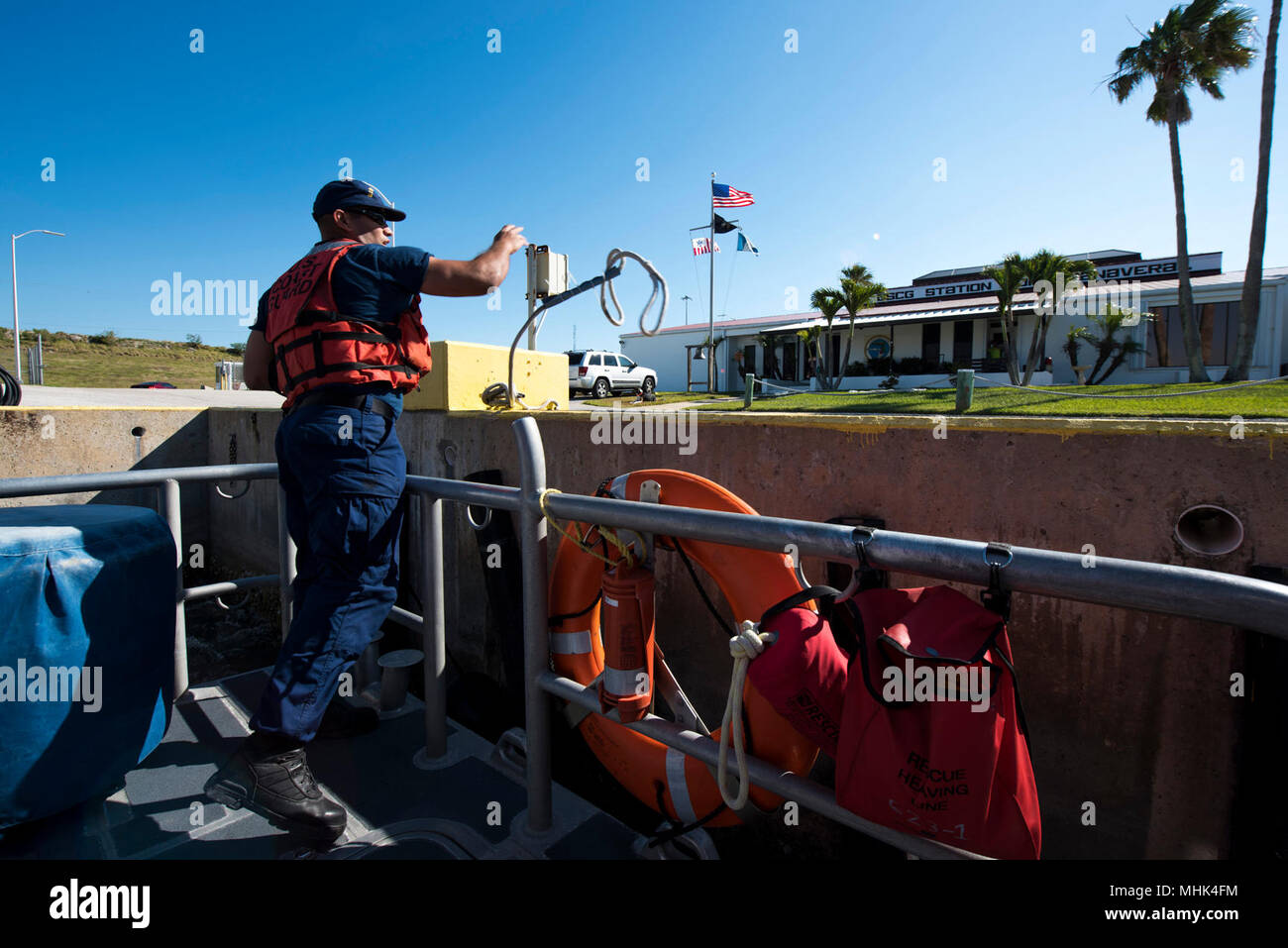 Petty Officer 2nd class Kenny Rosa Rohena wuchtet eine Verankerung bei einem Liegeplatz Evolution an der Coast Guard Station Port Canaveral März 14, 2018, in Port Canaveral, Florida. Bahnhof von Port Canaveral Missionen gehören port security, Suche und Rettung, die Strafverfolgung und die Sicherheit des Space Transportation System. (U.S. Küstenwache Stockfoto