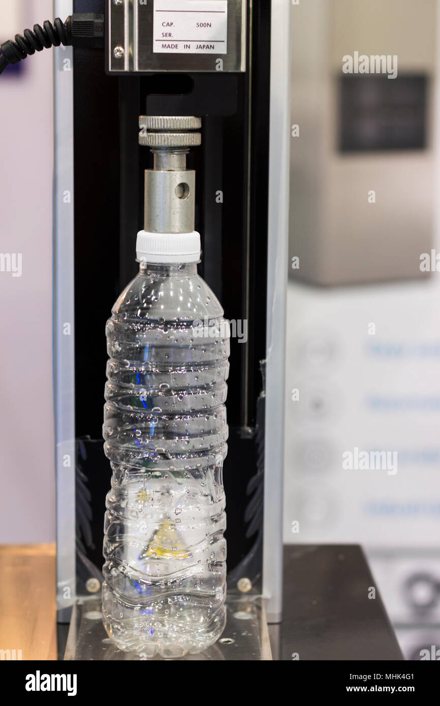 Trinkflasche getestet Druckfestigkeit; close up Stockfoto
