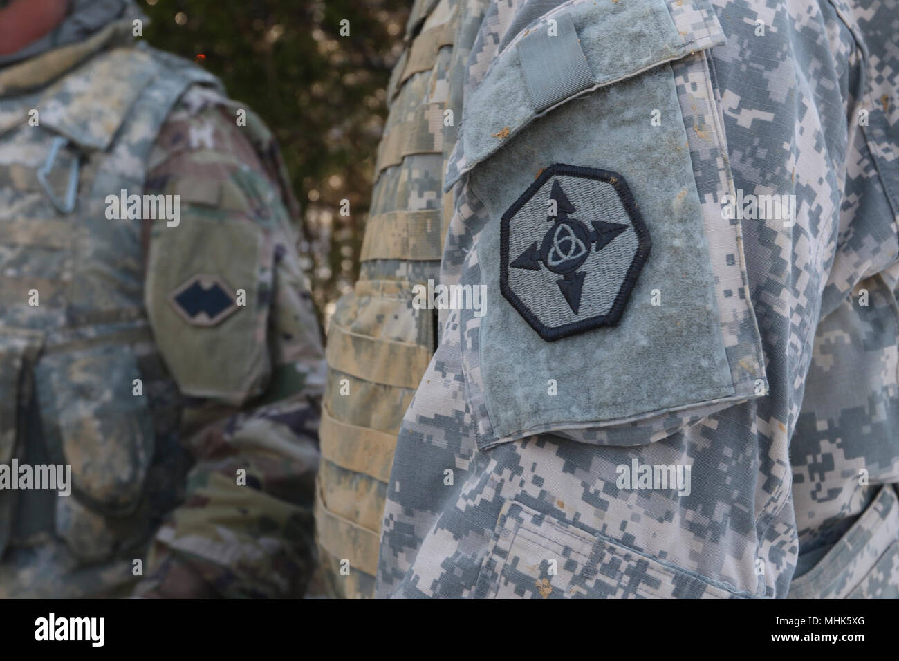 U.S. Army Reserve Soldaten, die in den 364 Expeditionary Sustainment Command und 96 Sustainment Brigade arbeiten zusammen, um zu springen Tactical Operations Center Coyote in Fort Knox, Ky., 22. März 2018, während der Kombinierten Situationstraining Übung - Brücke herzustellen. Der Sprung TOC-Fähigkeit der 364 ESC demonstriert sustainment Operationen von einem mobilen Umgebung durchführen. Stockfoto