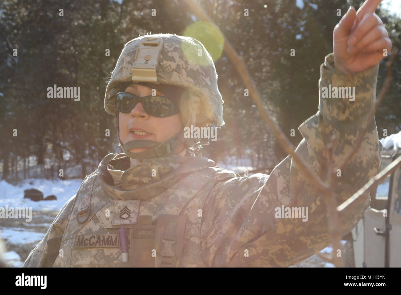 Staff Sgt. Veronica McCammon, ein multi-Klasse- Fachmann mit der 364 Expeditionary Sustainment Command, gibt Instruktionen während des Setups von Springen Tactical Operations Center Coyote in Fort Knox, Ky., 22. März 2018, während der Kombinierten Situationstraining Übung - Brücke. Der Sprung TOC-Fähigkeit der 364 ESC demonstriert sustainment Operationen von einem mobilen Umgebung durchführen. Stockfoto