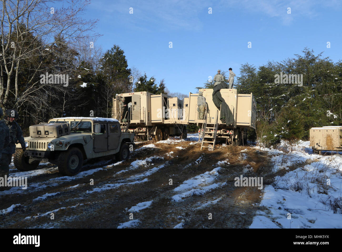 U.S. Army Reserve Soldaten, die in den 364 Expeditionary Sustainment Command ein tarnnetz über Springen Tactical Operations Center Coyote in Fort Knox, Ky., 22. März 2018, während der Kombinierten Situationstraining Übung - Brücke zu verbergen. Der Sprung TOC-Fähigkeit der 364 ESC demonstriert sustainment Operationen von einem mobilen Umgebung durchführen. Stockfoto