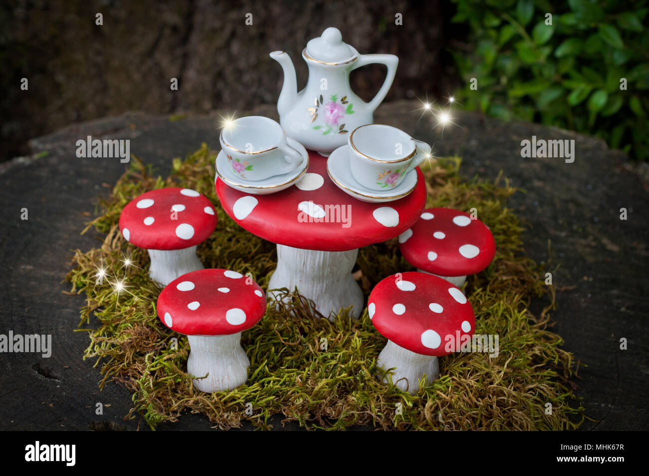 Tea Party im Wald mit Feen auf rote Pilze Stockfoto