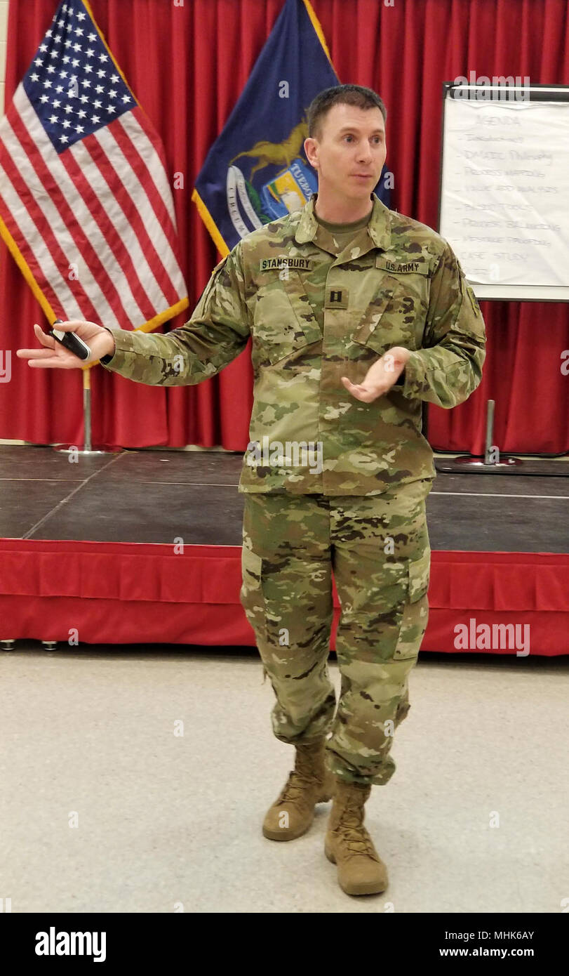 Kapitän James Stansbury, kontinuierliche Prozessverbesserung Implementierung Direktor, MIARNG Business Transformation Office, erklärt der DMAIC-Verbesserungsprozess road map zu Michigan National Guard Personal während eines Six Sigma White Belt Schulung März 22, 2018 gehalten an MING Joint Force Headquarters in Lansing Lean. (Michigan National Guard Stockfoto