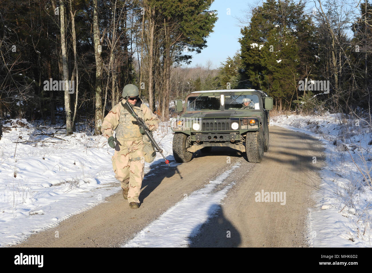 Spc. Adam Lenser, eine militärische Polizeioffizier mit der 364 Expeditionary Sustainment Command, Masse führt ein HUMVEE in eine taktische Sicherheit Punkt springen Tactical Operations Center Coyote in Fort Knox, Ky., 22. März 2018, während der Kombinierten Situationstraining Übung - Brücke. Der Sprung TOC-Fähigkeit der 364 ESC demonstriert sustainment Operationen von einem mobilen Umgebung durchführen. Stockfoto