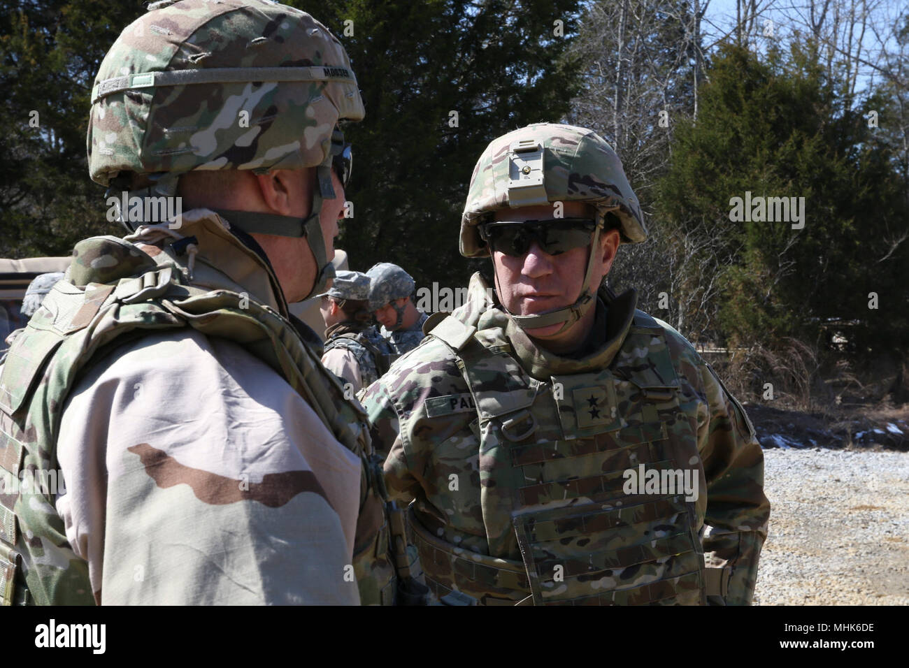 Generalmajor Mark W. Palzer, Kommandierender General des 79. Theater Sustainment Command, spricht mit Brig. Gen. Gregory Mosser, Kommandierender General des 364. Expeditionary Sustainment Command, während einer Tour durch die 364 ESC springen Tactical Operations Center Coyote, 22. März 2018, in Fort Knox, Ky., duriing Kombiniert Situationstraining Übung - Brücke. Der Sprung TOC-Fähigkeit der 364 ESC demonstriert sustainment Operationen von einem mobilen Umgebung durchführen. Stockfoto