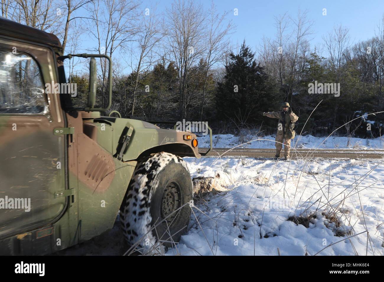 Spc. Adam Lenser, eine militärische Polizeioffizier mit der 364 Expeditionary Sustainment Command, Masse führt ein HUMVEE in eine taktische Sicherheit Punkt springen Tactical Operations Center Coyote in Fort Knox, Ky., 22. März 2018, während der Kombinierten Situationstraining Übung - Brücke. Der Sprung TOC-Fähigkeit der 364 ESC demonstriert sustainment Operationen von einem mobilen Umgebung durchführen. Stockfoto