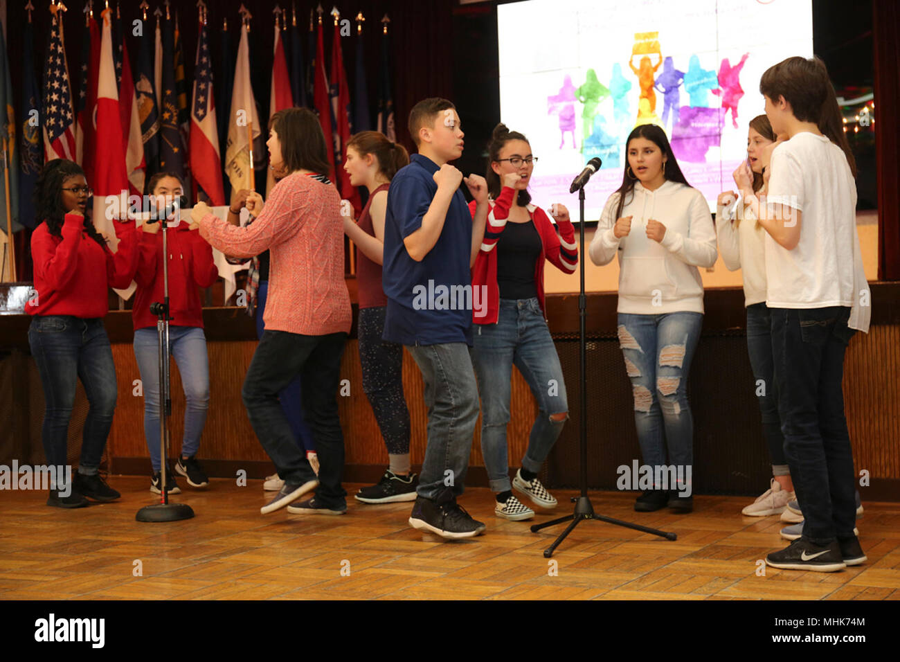 Studenten von Zama amerikanischen Middle-High Schule Drama und Chorus Klasse ein Lied singen mehrere amerikanische Frauen Errungenschaften zu markieren, während Frauen Geschichte Monat Einhaltung März 23, 2018 im Camp Zama Gemeinschaft Verein gehalten. (U.S. Armee Stockfoto