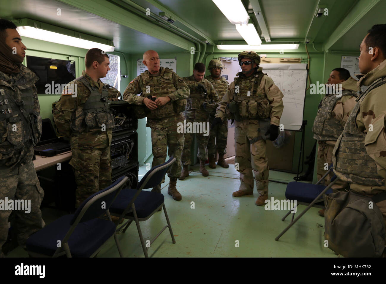 Generalleutnant Charles D. Luckey, Oberbefehlshaber der Armee Finden und kommandierender General der US Army Reserve Command, Touren die 364 Expeditionary Sustainment Sprungbefehl Tactical Operations Center, 23. März 2018, in Fort Knox, Ky., bei kombinierten Situationstraining Übung - Brücke. Der Sprung TOC-Fähigkeit der 364 ESC demonstriert sustainment Operationen von einem mobilen Umgebung durchführen. Stockfoto