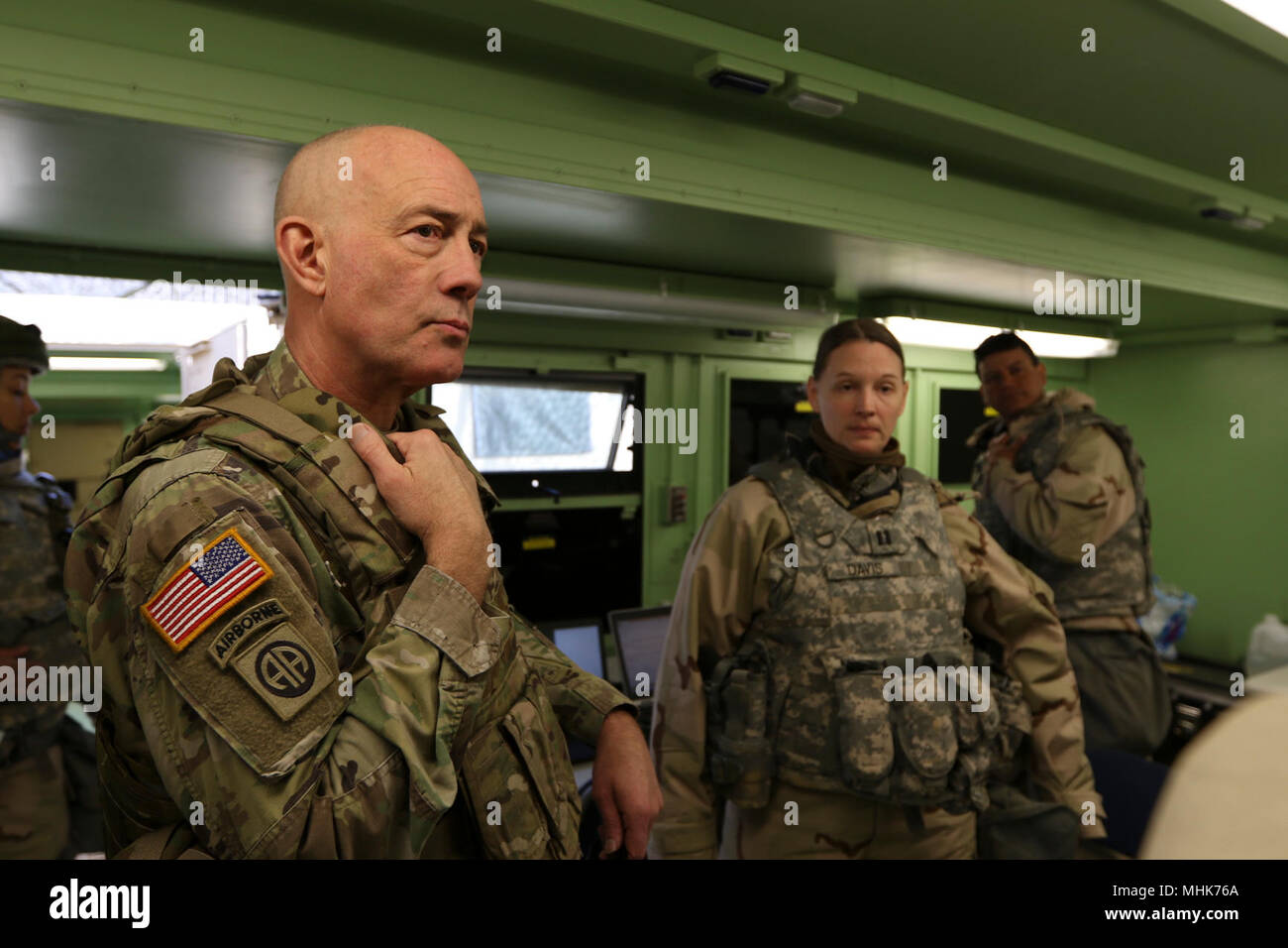 Generalleutnant Charles D. Luckey, Oberbefehlshaber der Armee Finden und kommandierender General der US Army Reserve Command, Touren die 364 Expeditionary Sustainment Sprungbefehl Tactical Operations Center, 23. März 2018, in Fort Knox, Ky., bei kombinierten Situationstraining Übung - Brücke. Der Sprung TOC-Fähigkeit der 364 ESC demonstriert sustainment Operationen von einem mobilen Umgebung durchführen. Stockfoto