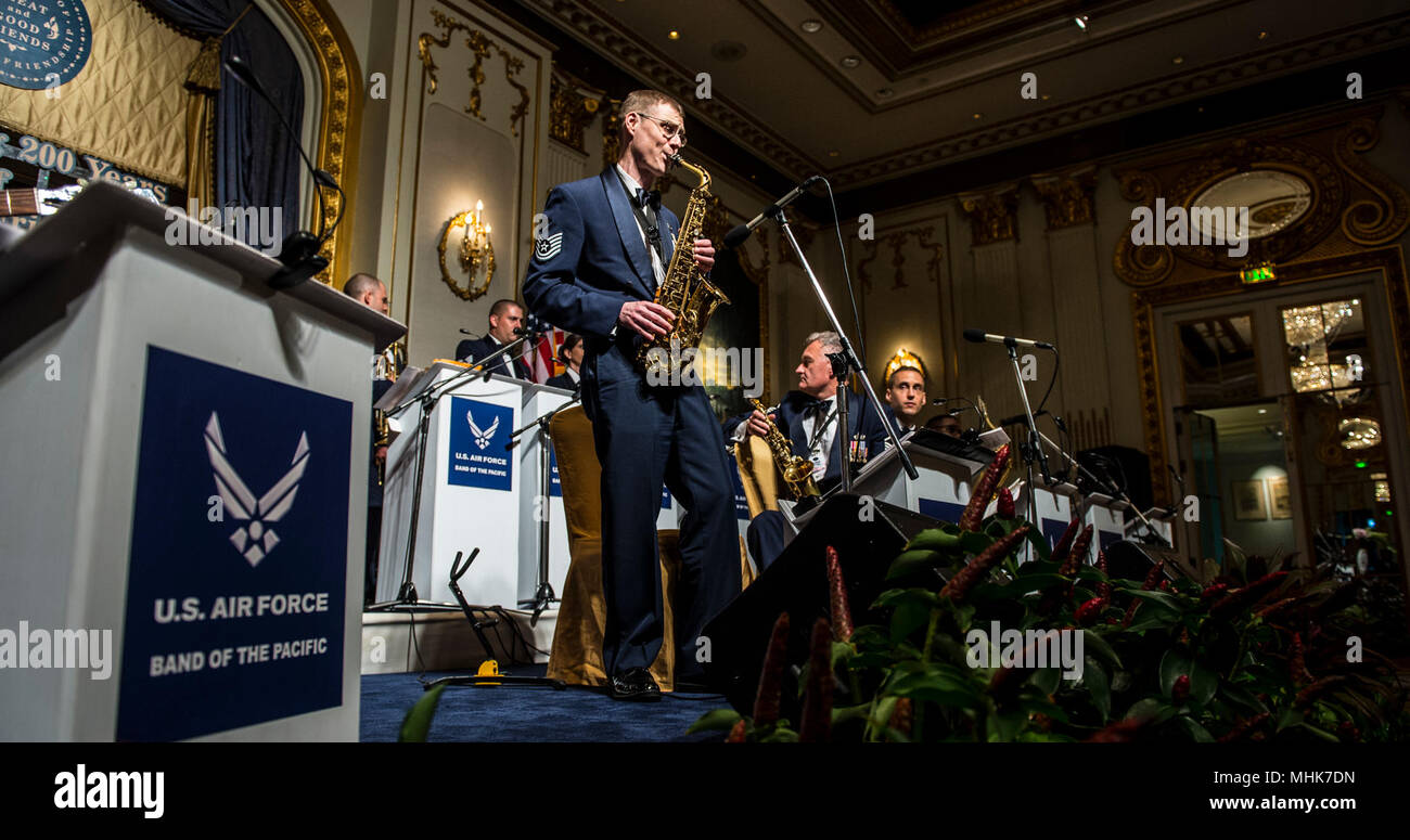 BANGKOK, THAILAND (Mar. 23, 2018) Technische Sergeant Ron Glenn, einem regionalen Saxophonist der US Air Force Band des Pazifik zugewiesen, führt im Rahmen einer Gala im Mandarin Oriental Hotel in Bangkok, Thailand. Die Band ist in Thailand, als Teil des 200. Der US-Botschaft Jubiläumsfeier der Freundschaft zwischen den USA und dem Königreich Thailand. (U.S. Air Force Stockfoto