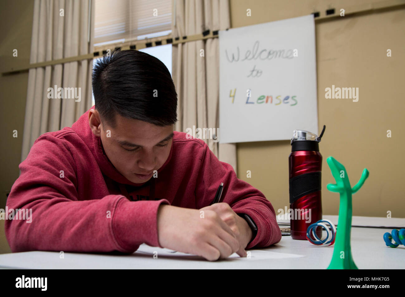 Sergeant Byron Ong nimmt eine Prüfung während 4 Linsen in 6 Marine Corps Recruiting District (6 MCD) Sitz, an Bord Marine Corps Recruit Depot Parris Island, South Carolina, März 23, 2018. Die Klasse wird durchgeführt für Einzelpersonen, mehr über ihre eigene Persönlichkeit, Temperament und die Ihrer Mitsoldaten zu erfahren. Ong, die in der Klasse teilgenommen, ist derzeit als der Motor Transport Chief bei 6 MCD. Us Marine Corps Stockfoto