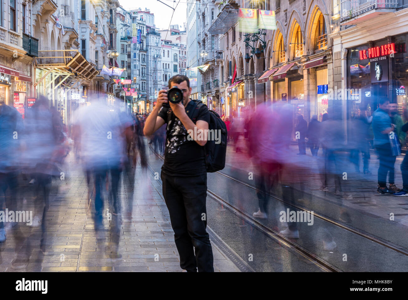 Lange Belichtung oder Langsame Verschlusszeit und verschwommenes Bild: unbekannter Mann nimmt Bild bei der Istiklal, beliebtes Ziel in Istanbul, Türkei. 29 Apri Stockfoto