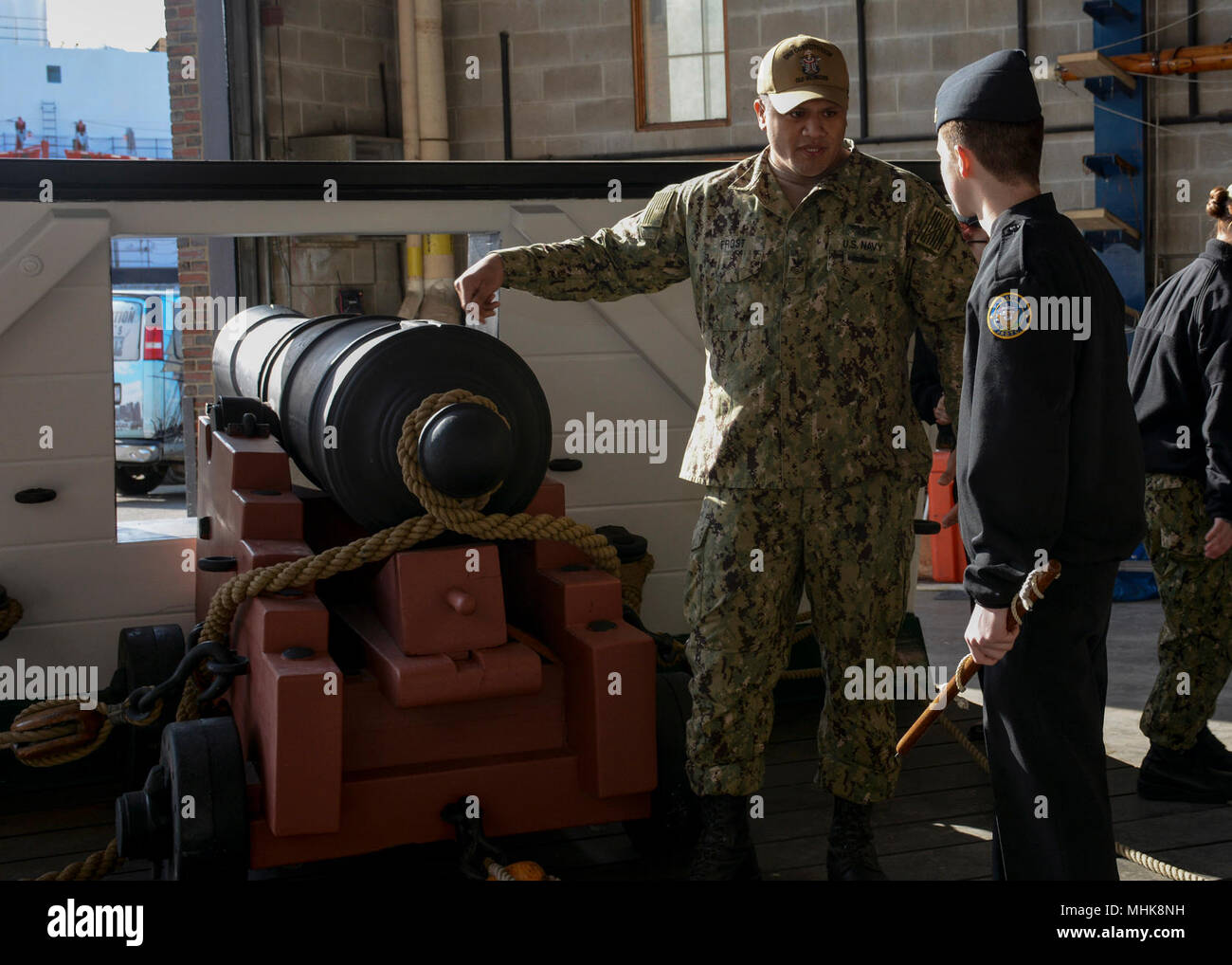 (24. März 2018) Yeoman 1. Klasse Louie Frost, jr., der USS Constitution zugewiesen ist, zeigt eine jrotc Cadet wie eine Waffe Bohrer Evolution bei Marine Maritime Academy zu führen. Verfassung Segler besuchten Maine Maritime Academy JROTC Kadetten Teamarbeit und Geschichte durch die Pistole und Hecht Bohrer zu unterrichten. (U.S. Marine Stockfoto