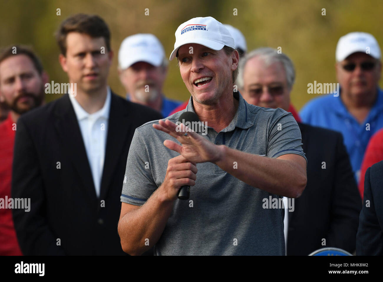 Steve Stricker, Professional Golfers' Association Golfspieler, liefert Erläuterungen Nach dem Gewinn der Rapiscan Systems Classic Champions Tour an gefallener Eiche Golf Club März 25, 2018, in Saucier, Mississippi. Keesler Personal durchgeführt die Nationalhymne und präsentierte die Farben, die bei der Abschlussfeier der dreitägigen Veranstaltung. Dieses ist das fünfte Jahr, dass die Veranstaltung an der Küste gehalten worden ist. (U.S. Air Force Stockfoto