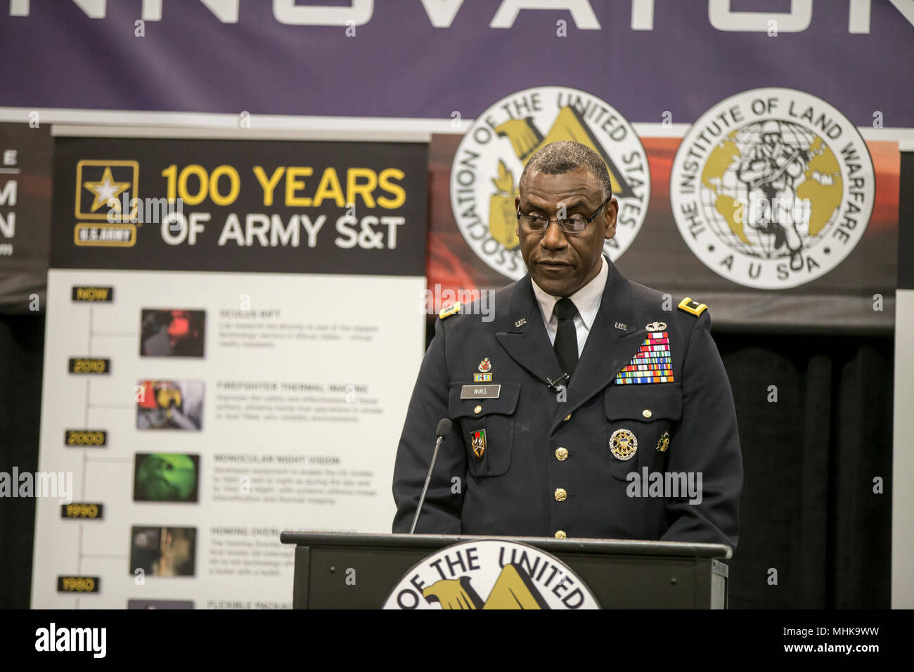 Us-Armee Generalmajor Cedric T. gewinnt, kommandierender General der US-Armee in Forschung, Entwicklung und Engineering Befehl, erläutert die Vorteile der neuen US-Armee Futures Befehl mit einem Publikum an die Assoziation der United States Army globale Kraft Symposium 2018 in Huntsville, Alabama, 27.03.2018. (U.S. Armee Stockfoto