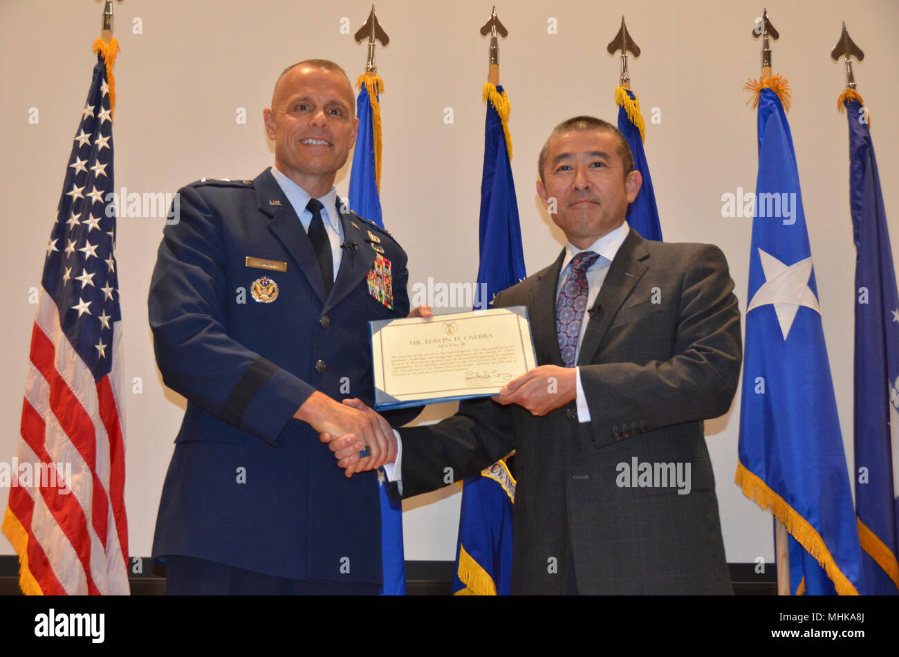 Generalmajor Nagel spacig, Air Force Installation und Mission Support Center Commander, und Ed Oshiba, Luftwaffe Bauingenieur Center Director, posieren für ein Stockfoto