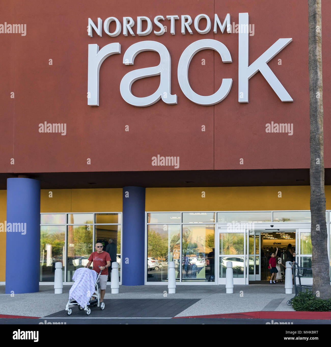 Irvine, Kalifornien, USA. 26 Sep, 2017. Nordstrom Rack ist ein Modehaus in den Vereinigten Staaten, die von Nordstrom besessen und hat sowohl Ziegel und Mörtel speichert und eine E-Commerce Website. Nordstrom Rack bietet Markenbekleidung und Accessoires für Frauen, Männer und Kinder an einem großen Ermäßigung für die Verbraucher in den Vereinigten Staaten. Nordstrom Rack verfügt über mehr als 113 Ziegel und Mörtel speichert. Credit: Alexey Bychkov/ZUMA Draht/Alamy leben Nachrichten Stockfoto