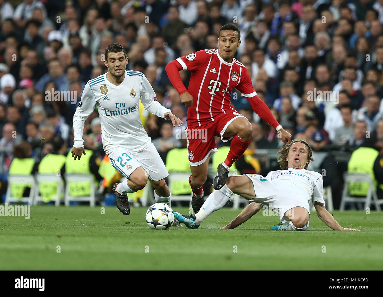 Madrid, Spanien. Mai, 2018. Thiago Alcantara (Bayern München) konkurriert  für die Kugel mit Modric (Real Madrid) während der UEFA Champions League  Halbfinale Rückspiel Spiel zwischen Real Madrid und Bayern München im  Santiago