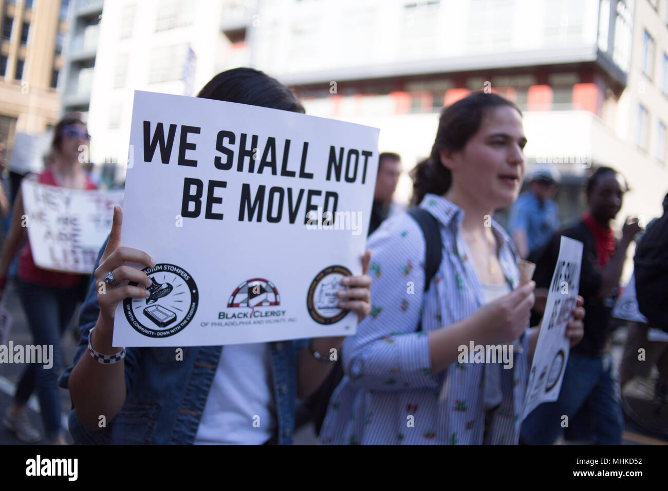 Philadelphia, USA. 1. Mai 2018. Demonstranten, die mit dem 'Stadium Stompers" März hinunter die Broad Street Opposition gegen den Bau eines neuen athletischen Stadion neben dem Campus der Temple University in Philadelphia zu Voice verbunden sind, als Teil der Veranstaltungen zum Tag der Arbeit in der Stadt. Quelle: Michael Candelori/Alamy leben Nachrichten Stockfoto