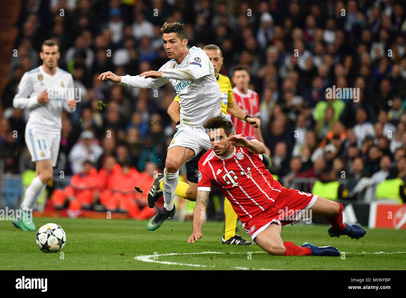 Cristiano Ronaldo (Real Madrid), Aktion, Duelle gegen Javi (Javier) MARTINEZ (FC Bayern München), Fußball Champions League, Halbfinale, Real Madrid - FC Bayern München 2-2. Am 01.05.2018, ESTADIOSANTIAGOBERNAB E U. | Verwendung weltweit Stockfoto Cristiano Ronaldo (Real Madrid), Aktion, Duelle gegen Javi (Javier) MARTINEZ (FC Bayern München), Fußball Champions League, Halbfinale, Real Madrid - FC Bayern München 2-2. Am 01.05.2018, ESTADIOSANTIAGOBERNAB E U. | Verwendung weltweit Stockfoto