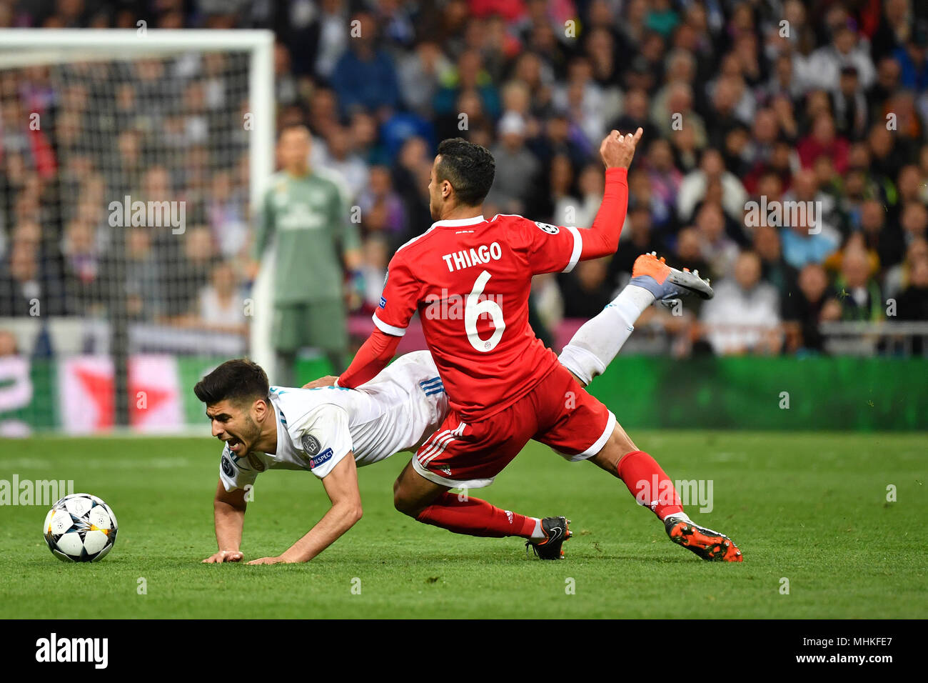 Thiago ALCANTARA (FCB), Aktion, Duelle gegen Marco ASENSIO (Real Madrid), Fußball Champions League, Halbfinale, Real Madrid - FC Bayern München 2-2. Am 01.05.2018, ESTADIOSANTIAGOBERNAB E U. | Verwendung weltweit Stockfoto Thiago ALCANTARA (FCB), Aktion, Duelle gegen Marco ASENSIO (Real Madrid), Fußball Champions League, Halbfinale, Real Madrid - FC Bayern München 2-2. Am 01.05.2018, ESTADIOSANTIAGOBERNAB E U. | Verwendung weltweit Stockfoto