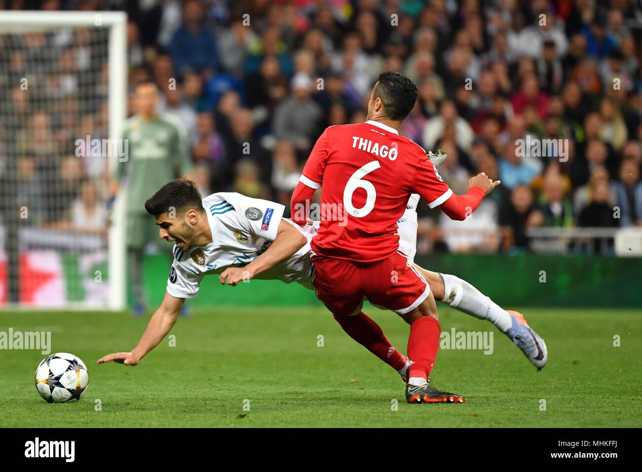 Thiago ALCANTARA (FCB), Aktion, Duelle gegen Marco ASENSIO (Real Madrid), Fußball Champions League, Halbfinale, Real Madrid - FC Bayern München 2-2. Am 01.05.2018, ESTADIOSANTIAGOBERNAB E U. | Verwendung weltweit Stockfoto Thiago ALCANTARA (FCB), Aktion, Duelle gegen Marco ASENSIO (Real Madrid), Fußball Champions League, Halbfinale, Real Madrid - FC Bayern München 2-2. Am 01.05.2018, ESTADIOSANTIAGOBERNAB E U. | Verwendung weltweit Stockfoto