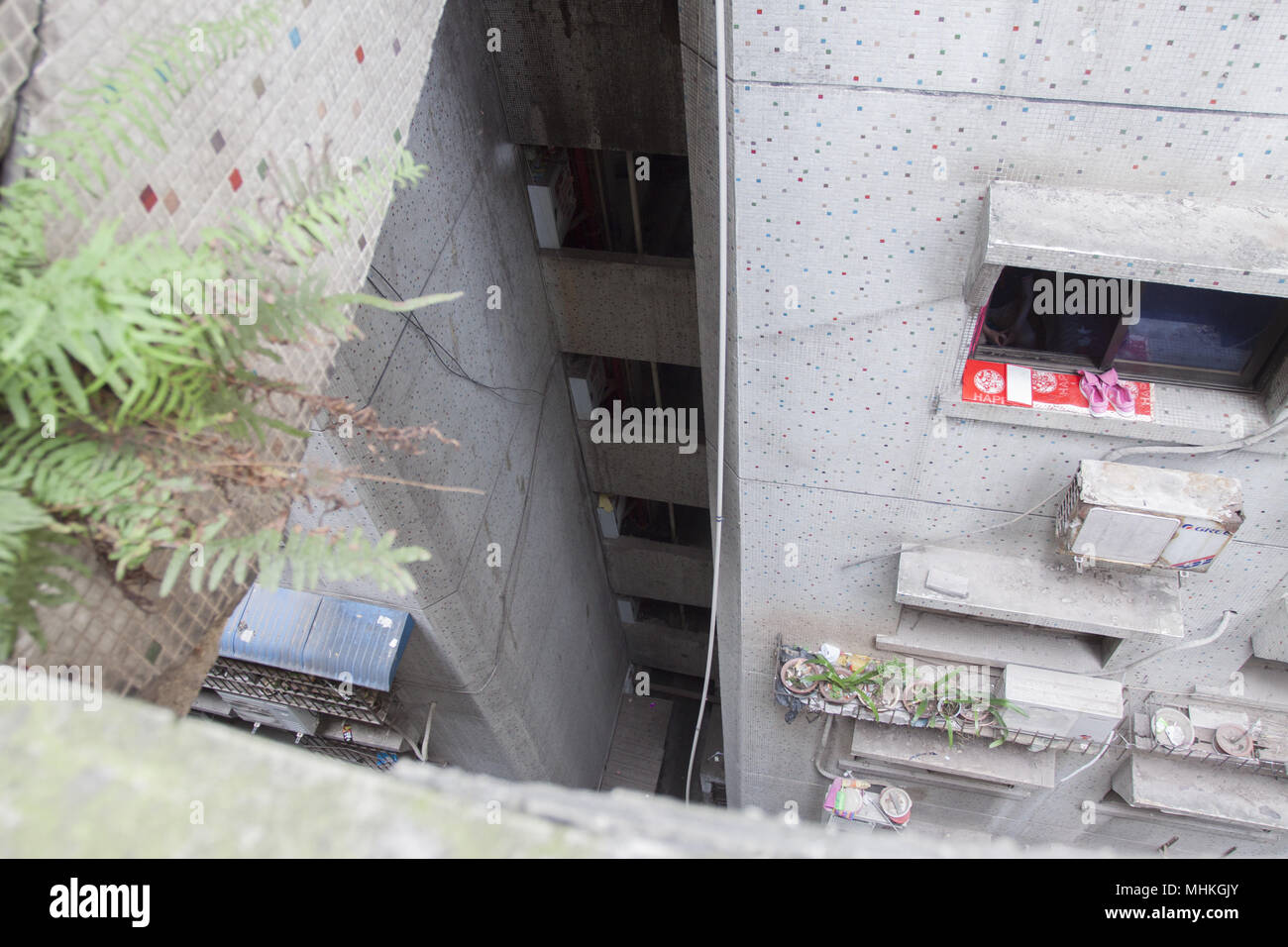 Chongqin, Chongqin, China. Mai, 2018. Chongqing, China - 1. Mai 2018: Der 24-stöckigen Gebäude ohne Aufzug kann im Südwesten Chinas Chongqing. Ã £ â'¬â'¬ Der zentralen städtischen Gebiet von Chongqing gesehen werden, oder Chongqing, ist eine schöne Stadt mit seinen einzigartigen Features. Auf Bergen errichtet und von den Yangtze und Jialing Flüsse umfasst, wird es als 'Mountain Stadt" und eine "Stadt der Flüsse" bekannt. Daher ist es üblich, dass die oberen Etagen des Gebäudes zu Straßen verbunden sind. Credit: SIPA Asien/ZUMA Draht/Alamy leben Nachrichten Stockfoto