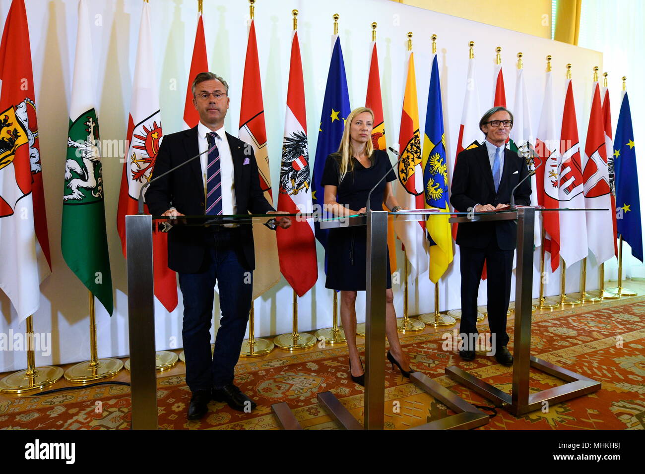 Wien, Österreich. 2. Mai 2018. Ministerrat der österreichischen Bundesregierung im Bundeskanzleramt Wien. Das Bild zeigt Infrastrukturminister Heinz Faßmann Norbert Hofer (FPÖ), Bundesministerin für Frauen, Familien und Jugend, Juliane Bogner-Strauß (ÖVP) und Peter Launsky-Tieffenthal . Kredit: Franz Perc / Alamy Live News Stockfoto