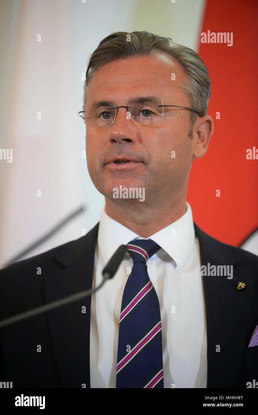 Wien, Österreich. 2. Mai 2018. Ministerrat der österreichischen Bundesregierung im Bundeskanzleramt Wien. Das Bild zeigt Infrastrukturminister Norbert Hofer (FPÖ). Kredit: Franz Perc / Alamy Live News Stockfoto