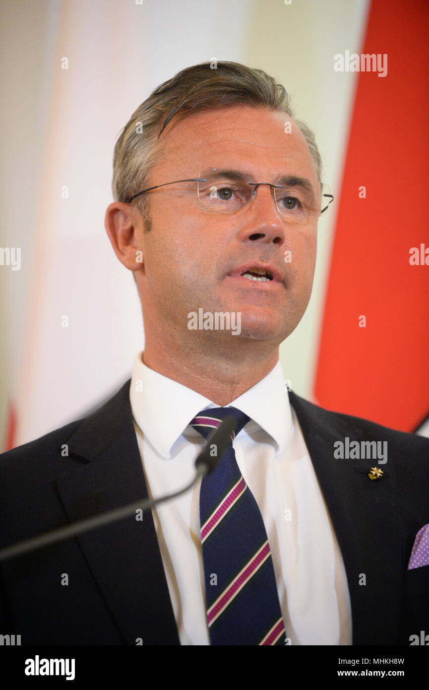 Wien, Österreich. 2. Mai 2018. Ministerrat der österreichischen Bundesregierung im Bundeskanzleramt Wien. Das Bild zeigt Infrastrukturminister Norbert Hofer (FPÖ). Kredit: Franz Perc / Alamy Live News Stockfoto