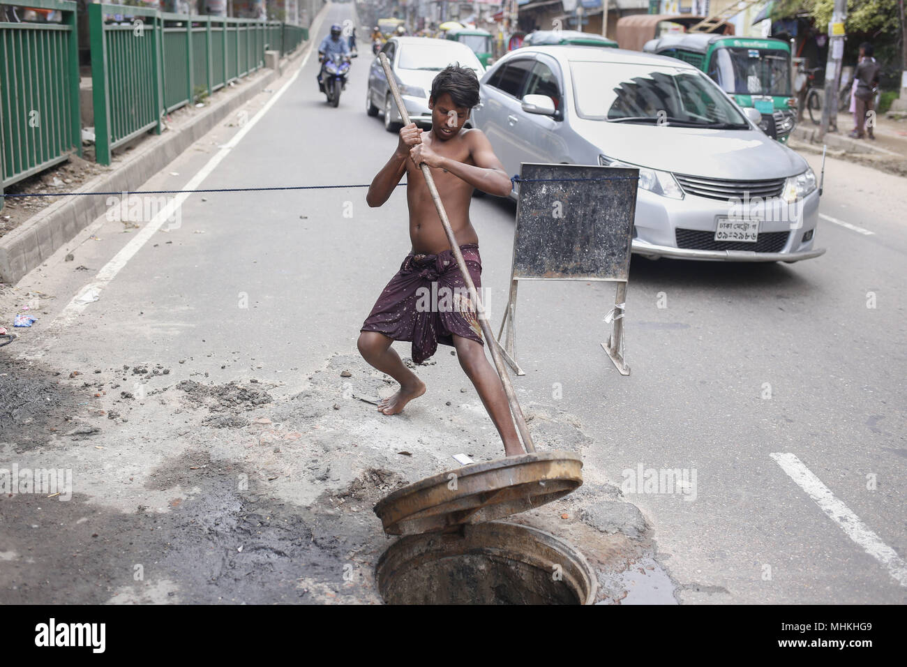 Dhaka, Bangladesch. Zum 2. Mai, 2018. Sumon (14), ein Kind Abwasserkanal cleaner von Dhaka, der Hauptstadt von Wasa (Dhaka Wasserversorgung und Kanalisation Behörde), die Reinigung von Schlamm und Müll aus einem Mannloch ohne Sicherheitsausrüstung Dhaka. Er verdienen 6 $ pro Tag für diese schlimmste Job. Für die fehlende Sicherheit Ausrüstung Tod jedes Jahr der Kanalisation Reiniger in der Hauptstadt. Quelle: Md. mehedi Hasan/ZUMA Draht/Alamy leben Nachrichten Stockfoto