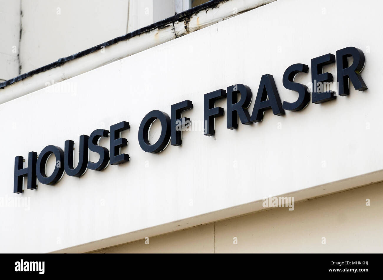 House of Fraser, Leamington Spa, Großbritannien, einer von 31 Märkten für die Schließung. House of Fraser store kündigt Schließungen, eine Firma, die freiwillige Vereinbarung, und einen neuen Mehrheitseigentümer im neuesten Umstrukturierungsplan. Hunderte von Arbeitsplätzen auf dem Spiel stehen in 59 Filialen der Kette. CBanner, einer chinesischen Einzelhandel Hamleys besitzt, wird eine neue 51%-Anteil nehmen, mit der ehemaligen chinesischen Mehrheit der Aktionäre Nanjing Cenbest Beibehaltung einer Minderheitsbeteiligung. Credit: Antony Nessel/Alamy leben Nachrichten Stockfoto