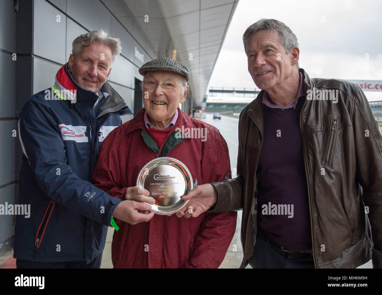 Silverstone, Großbritannien. Zum 2. Mai, 2018. Nick Wigley, CEO von Silverstone Classic und Tiff Needell vorhanden Murray Walker mit einem Lifetime Achievement Award in der Silverstone Pit Lane Credit: James Wadham/Alamy leben Nachrichten Stockfoto