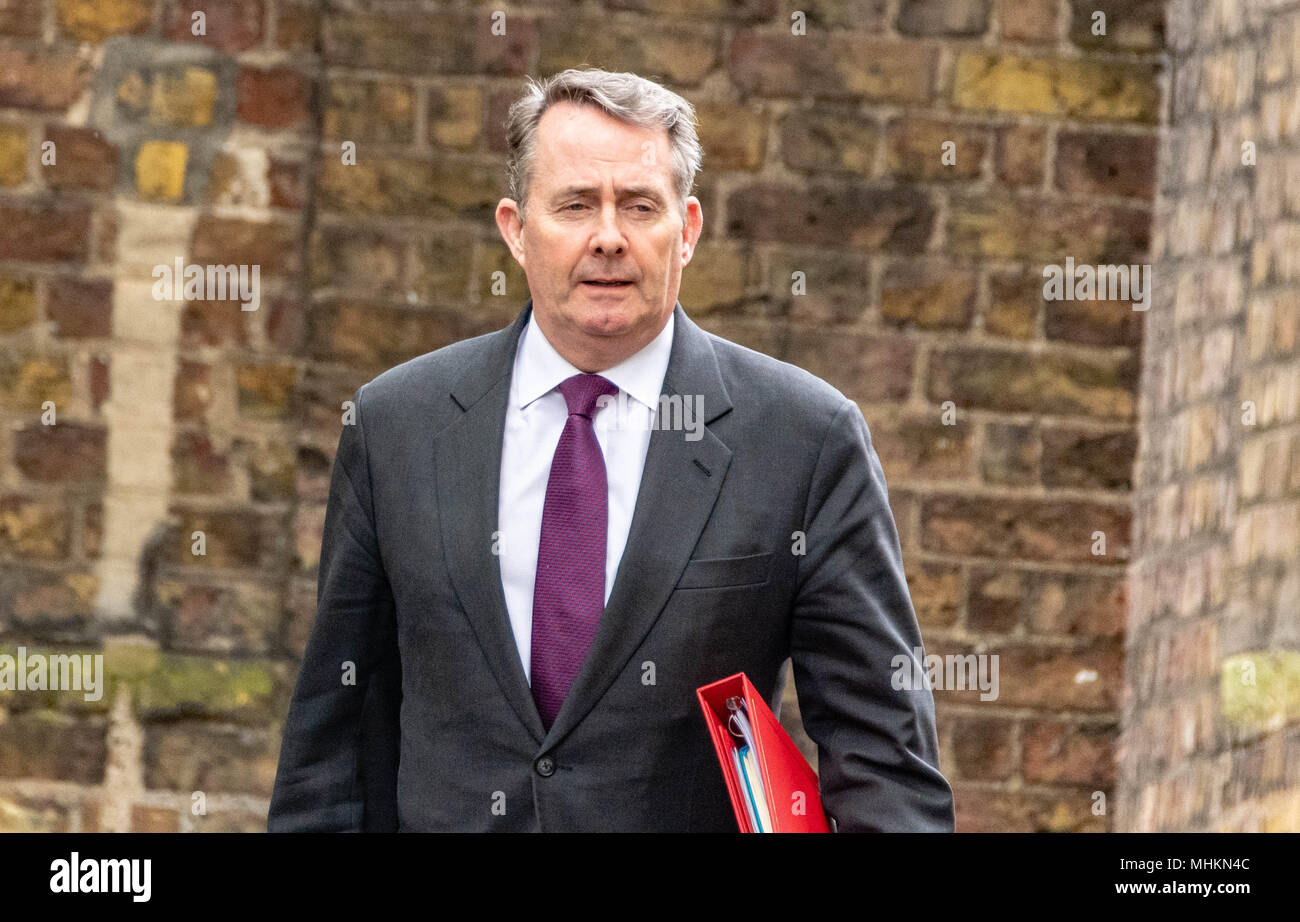 Londo, 2. Mai 2018 Dr. Liam Fox, internationalen Handel Sekretärin kommt in Downing Street für eine BREXIT Cabinet, Credi Ian Davidsin/Alamy leben Nachrichten Stockfoto