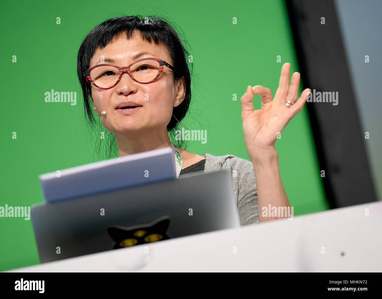 02. Mai 2018, Deutschland, Berlin: Wendy Hui Kyong Chun, Wissenschaftler und Autor, auf der Internet-Konferenz re:publica. Der Roboter hat für die Altenpflege entwickelt. Die Konferenz über digitale soicety wird zusammen mit den Medien. Das Motto dieses jear ist 'POP'. Foto: Britta Pedersen/dpa-Zentralbild/dpa Stockfoto