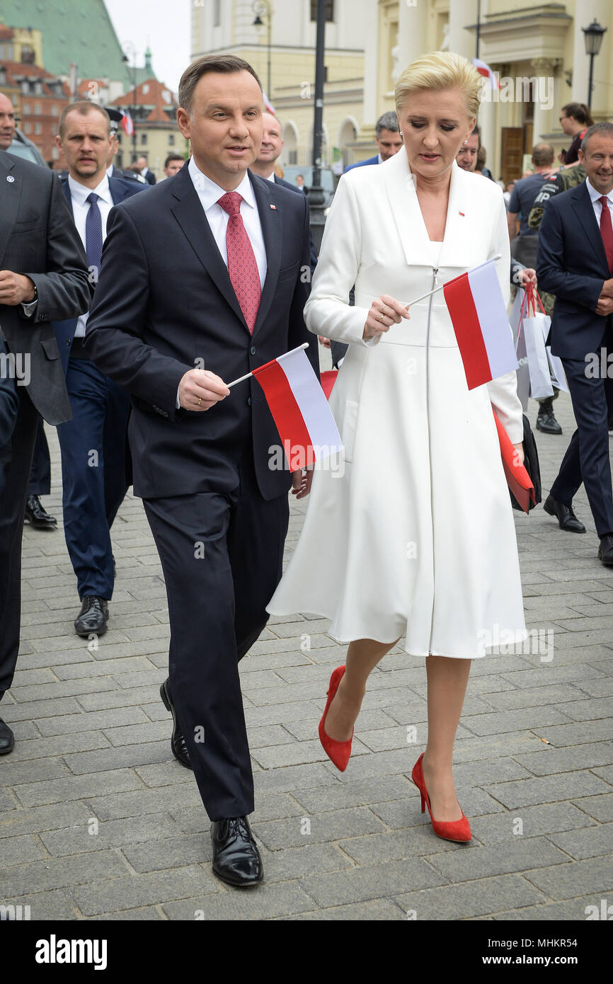 Warschau, Polen. Zum 2. Mai, 2018. Der polnische Präsident Andrzej Duda (L, vorne) und seine Frau Agata Kornhauser-Duda (R, vorne) nimmt an den polnischen nationalen Flagge Tag feiern in Warschau, Polen, am 2. Mai 2018. Polnische nationale Markierungsfahne Tag, die zwischen dem Tag der Arbeit am 1. Mai und der Tag der Verfassung fällt am 3. Mai in Polen seit 2004 gefeiert. Credit: Jaap Arriens/Xinhua/Alamy leben Nachrichten Stockfoto